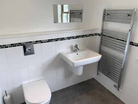 4 bedroom detached house to rent - Photo 2