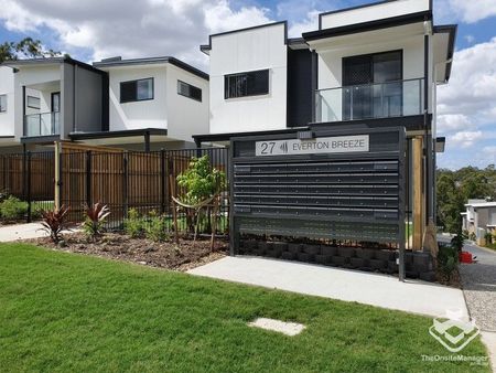 Modern Townhouse - Photo 4