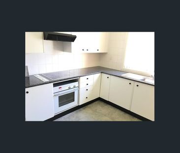 Neat and tidy 3 bedroom house - Photo 3