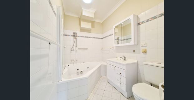 Double Brick Family Home with all the Comforts includes Ducted Air Conditioning, Garage & Backyard.. Long Lease on Offer! - Photo 1