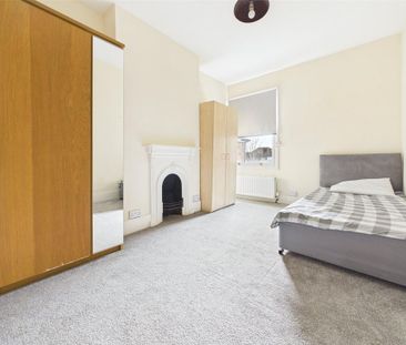 3 bedroom end of terrace house to rent - Photo 3