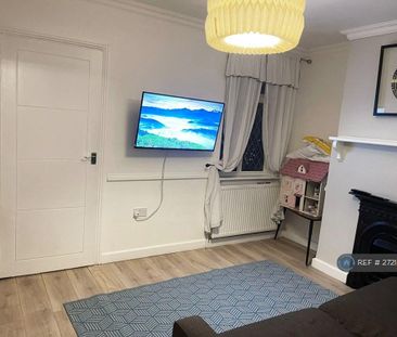 3 bedroom end of terrace house to rent - Photo 2