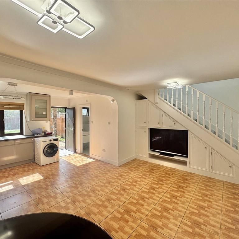 4 bedroom semi-detached house to rent - Photo 1