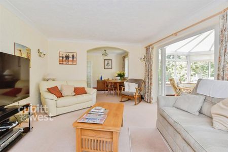 3 bedroom detached bungalow to rent - Photo 2