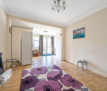 3 Bed Terraced House, Studley Drive, IG4 - Photo 2