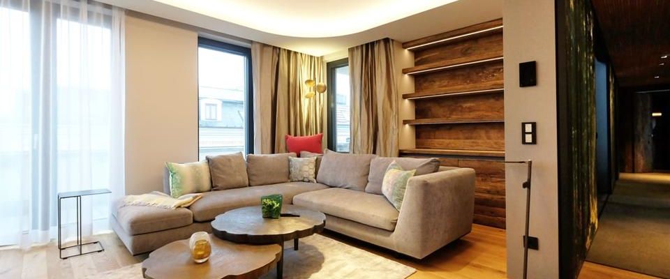 Teilmöbliertes PENTHOUSE mit Kamin, EBK, vielen Holz-Elementen, Aufzug, Stellplätzen u.v.m. - Photo 1