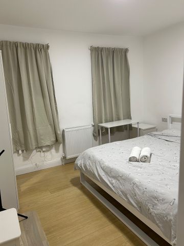 3 Bed Detached House, London, E15 - Photo 4