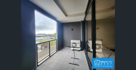 Bright & Spacious 3-Bedroom Apartment | City-Fringe Living - Photo 2