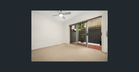 Spacious Three Level Townhouse - New Carpet to all Bedrooms - Photo 5