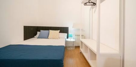 Calle de Fuencarral, Madrid, Community of Madrid 28004 - Photo 2