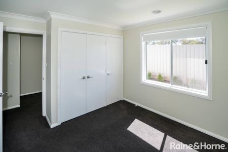 MODERN PROEPRTY IN STUNNING SUBURB - Photo 4