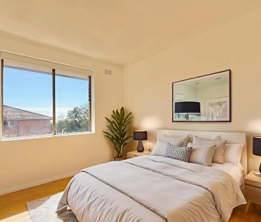 Bright Top-Floor 2 Bedroom Apartment with Leafy Outlook - Photo 3