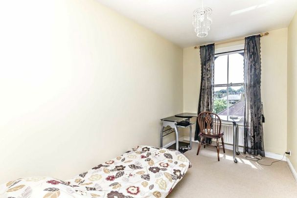 Cadogan Road, KT6, London - Photo 1