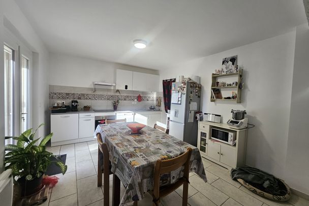 À Camaret-Sur-Aigues (84), villa de 92 m2 à louer avec terra - Photo 1