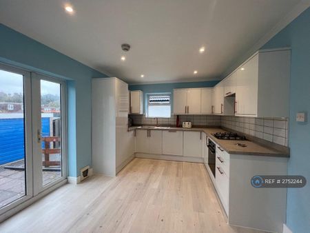 3 bedroom semi-detached house to rent - Photo 5