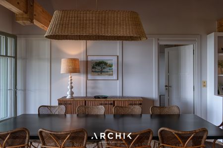 Architecture balnéaire inspirée du style néo-colonial, cette maison d'environ 250 m2 occupe un beau terrain de 1 300 m2, offrant une vue exceptionnelle sur le Bassin. - Photo 4