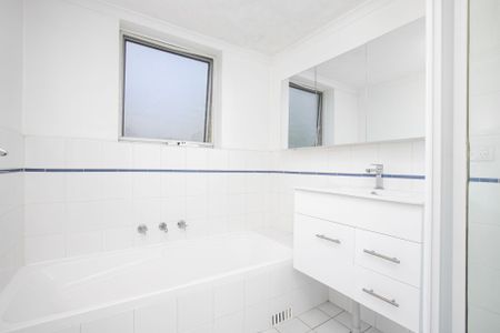 Modern 2 Bedroom Apartment - Photo 4