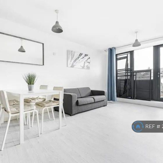 1 bedroom in a flat share to rent - Photo 1