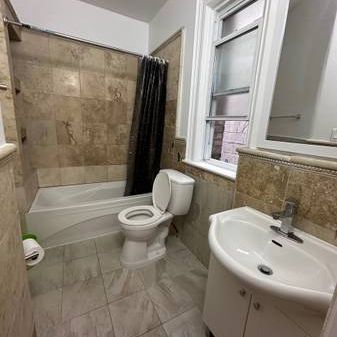 Downtown Toronto Bedroom with private washroom For rent - Photo 4