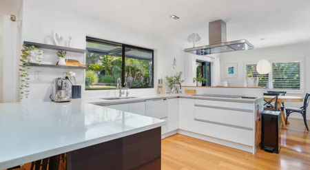 Modern and Immaculate single-level standalone home - Photo 2