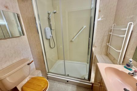 Lyndhurst Court - Photo 4