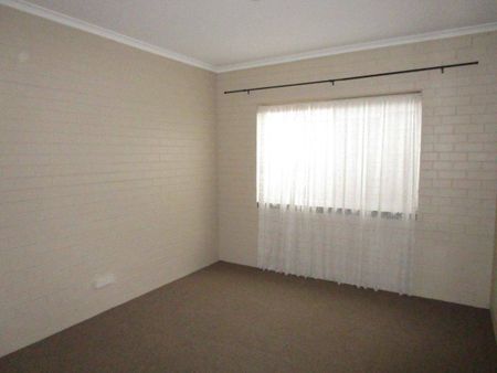 COMPACT 2 BEDROOM UNIT CLOSE TO BOWLS/TENNIS/SWIMMING POOL - Photo 4