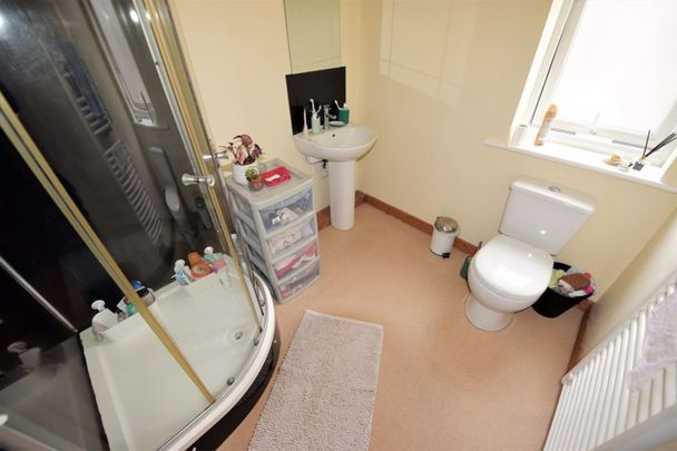 2 bedroom Flat in Low Close Street, Leeds - Photo 1