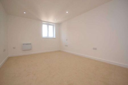 A second floor two bedroom apartment to rent, in the heart of Reading's town centre. - Photo 5