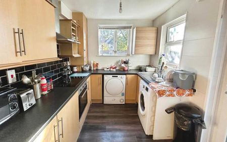 Furnished room available in this three bedroom house share in Soundwell! Bills and furniture included, please contact us for more details... - Photo 5