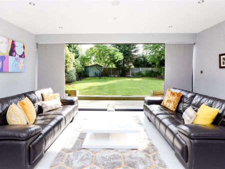 Outstanding five bedroom, five bathroom contemporary eco-home in Hale Barns, immaculately presented and finished to the highest standard. - Photo 2