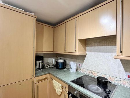 1 bedroom in a flat share to rent - Photo 3