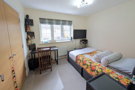 Shetland Close, Woking - 2 bedrooms Property for lettings - Seymours - Photo 3