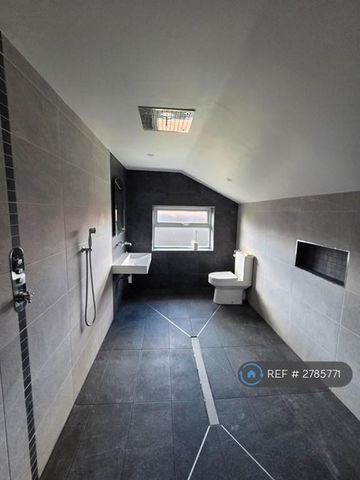 4 bedroom detached house to rent - Photo 4