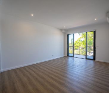 212/70 Hanbury Street - Photo 2