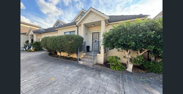 MODERN TOWNHOUSE - Photo 1