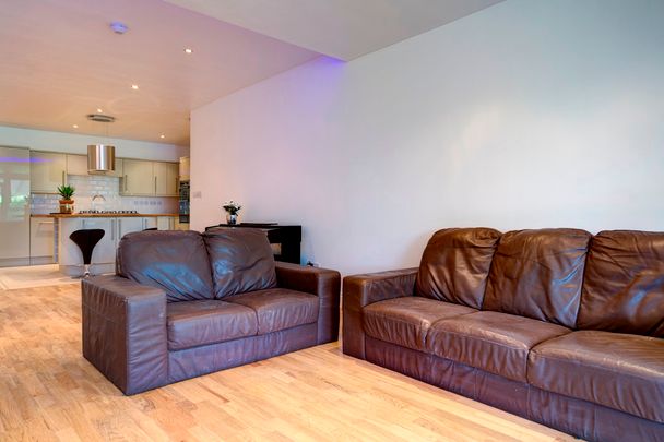 Lombard Road, SW11, London - Photo 1