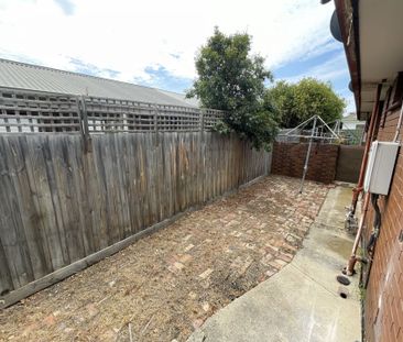 Light-Filled 2-Bedroom Unit in Altona North - Photo 4