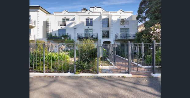 Stylish Apartment in Prime Location - Photo 1