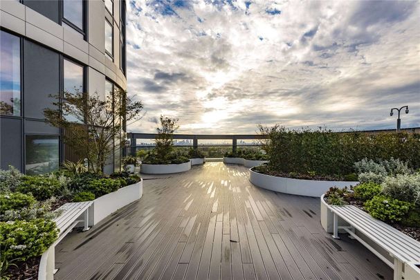 Stunning 10th floor apartment in a modern development next to Barking station. - Photo 1