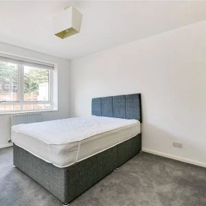 2 bedroom flat in London - Photo 2