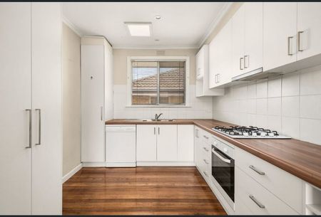 Located within walking distance to Monash Uni - Photo 4