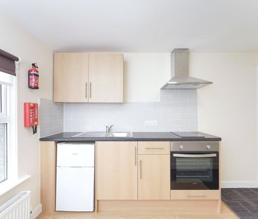 Room 8, 5a Church Street, Esher, Surrey, KT10 flat to rent - Photo 4