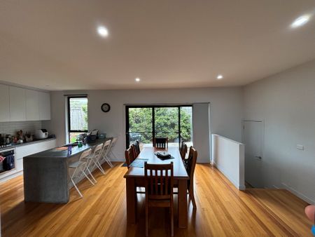 Quiet, Comfortable Living in a Convenient Croydon South Location - Photo 2