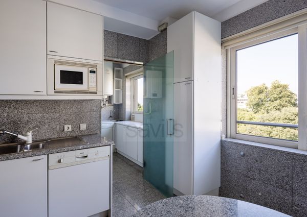 Apartamento T3+1 para arrendar em condomínio fechado na Foz