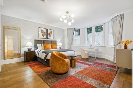 3 bedroom flat in London - Photo 3