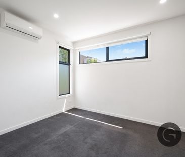 Park-Facing Townhome For Rent - Photo 3