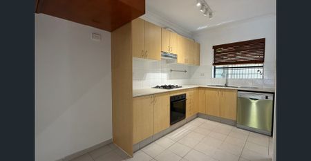 Perfectly located home with parking - Photo 4