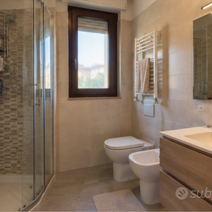 Luminosa stanza singola con bagno privato - Photo 3