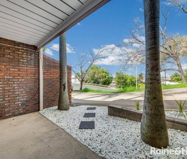 COSY TWO BEDROOM UNIT CENTRAL TO GLADSTONE! - Photo 2