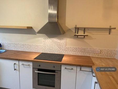 2 bedroom flat to rent - Photo 2